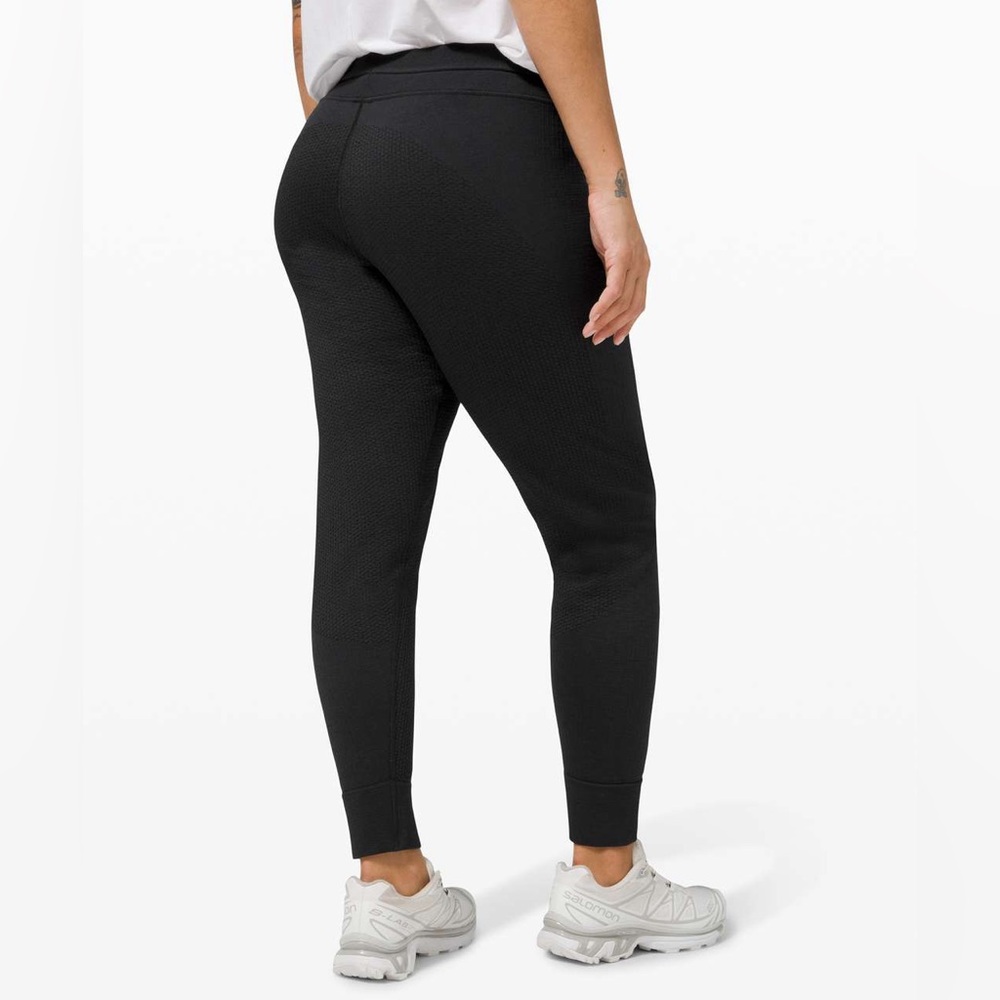 Lululemon Women's Black Engineered Warmth Jogger Size 12